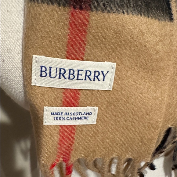 Burberry 🎉host pickx2🎉NWT Authentic Signature Check Cashmere Scarf - Picture 8 of 10